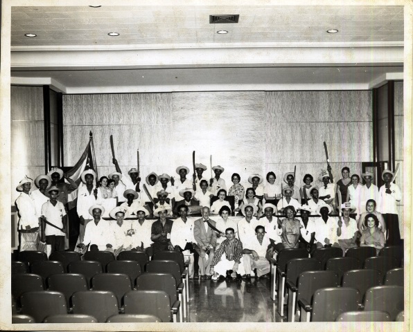 Foto de Los campesinos en el Salón de actos de la BNJM, Carlos Villanueva (al centro) y otros especialistas de la institución. 26 de julio de 1959. Colección de fotografías BNJM.